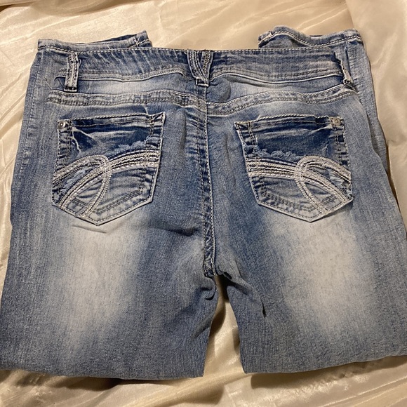 “No Boundaries” Denim Jean Capris size 9 - Picture 5 of 11